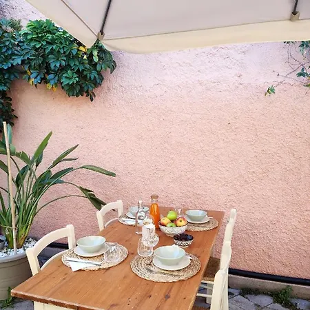 Hibiscus Comfort Bed & Breakfast *