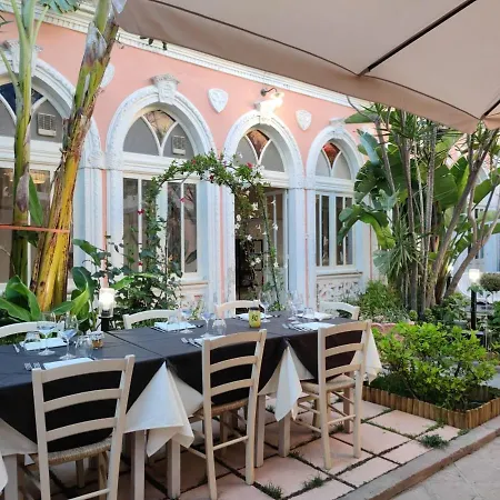 לינה וארוחת בוקר Hibiscus Comfort 4*