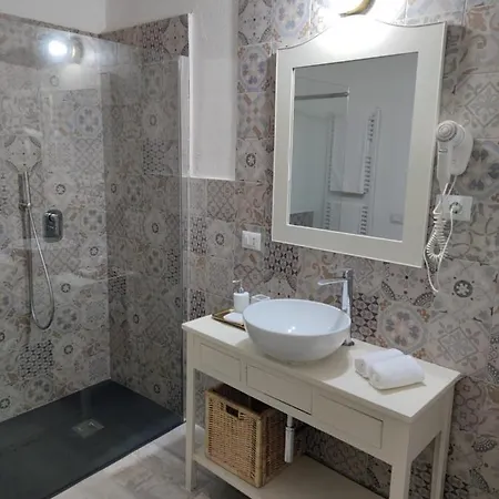 Hibiscus Comfort לינה וארוחת בוקר Quartu SantʼElena